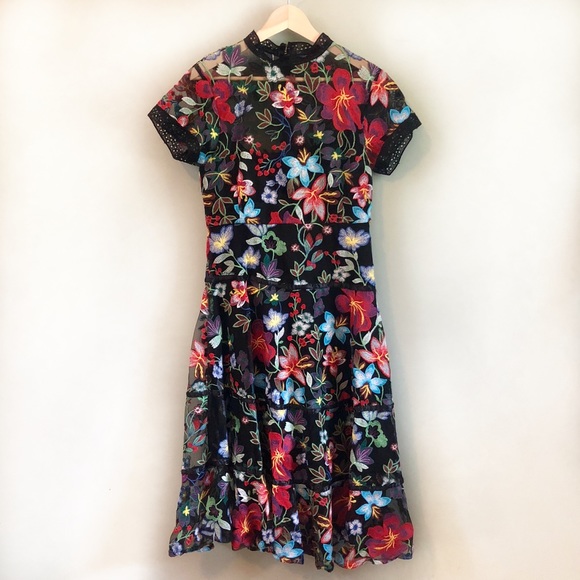 Janine Embroidered Dress - NWOT - size 6 - Picture 3 of 7